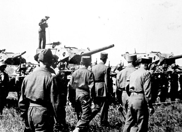 Les chars à la parade. / Coll. E. Renoux