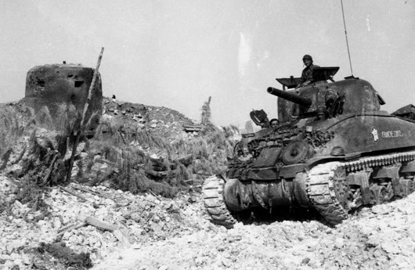 Les chars prennent la position de Fontbedeau. / Coll. E. Renoux