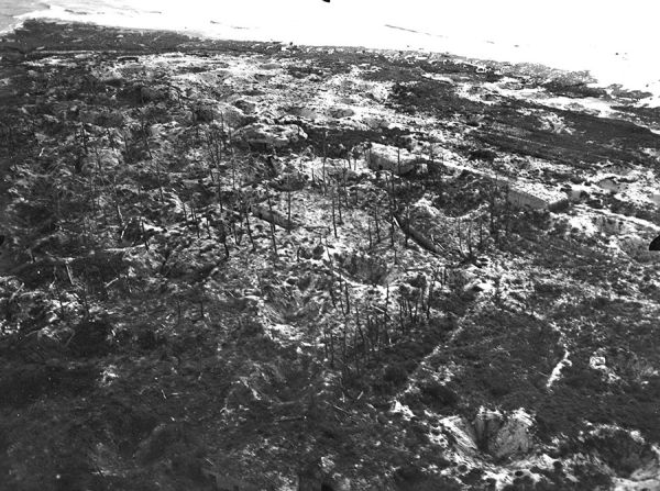 Les conséquences de l'utilisation du napalm sur le point fortifié de Saint-Sordelin. / Coll. E. Renoux