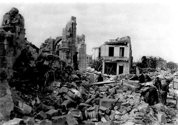 Les débris de l'église Notre-Dame. / Coll. privée M. Sicard