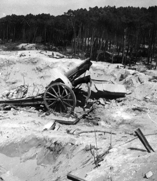 Les restes d'un canon allemand sorti d'un blockhaus de la Grande Côte pour se défendre de l'attaque terrestre. / Coll. E. Renoux