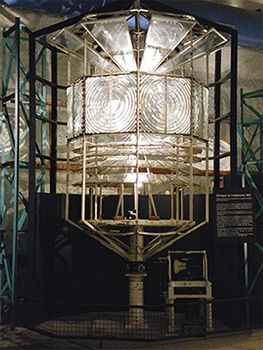 Conservé au Musée des Phares d'Ouessant, l'appareil installé en 1823 par Fresnel à Cordouan est une pièce exceptionnelle dans l'histoire de l'éclairage des phares. Composé de huit panneaux de lentilles montés sur un châssis de fer, il est entrainé par une machine de rotation. à son foyer brûle une lampe à huile à mèches concentriques. Le principe de la lentille trouve ici une application pratique, puisque le feu s'allumera toutes les nuits pendant plus de trente ans, ouvrant la voie à l'adoption universelle d'une technologie mise au point en France. / Photo Musée des Phares et Balises, Ouessant