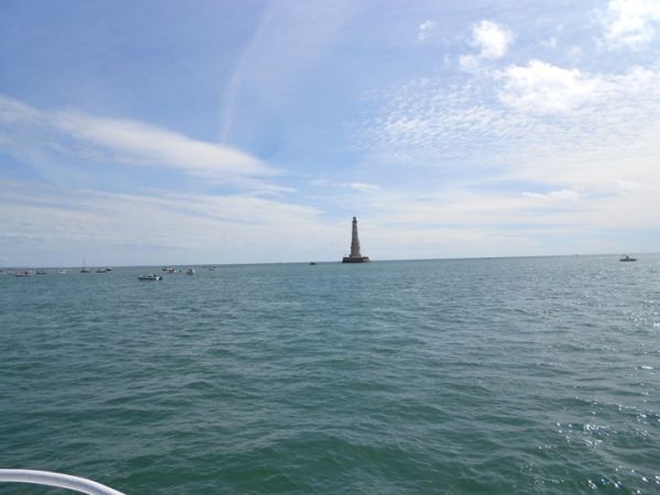 Petit phare au loin deviendra grand. / Cl. mabr