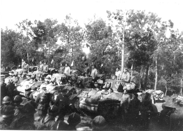Reddition de la position de La Coubre le 18 avril. Les Français rendent les honneurs à la troupe allemande. / Coll. E. Renoux.