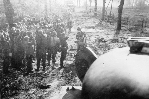 Reddition des Allemands à Médis devant le 4{E}e{E} régiment de zouaves zouaves. / Coll. E. Renoux
