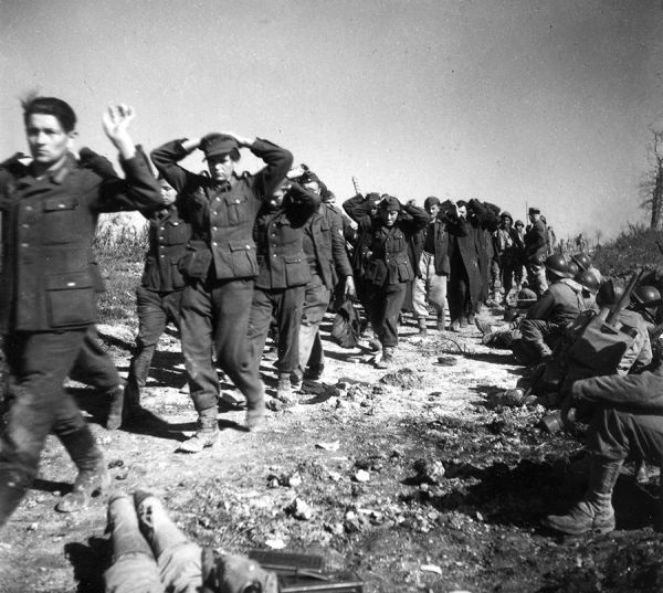 Reddition des troupes allemandes à Belmont après une vive résistance. / Coll. E. Renoux