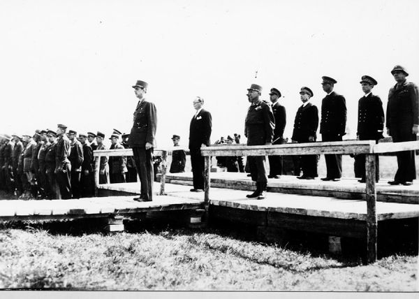 Revue militaire dans la plaine des Mathes au lieu-dit les cinq-journaux. / Coll. E. Renoux