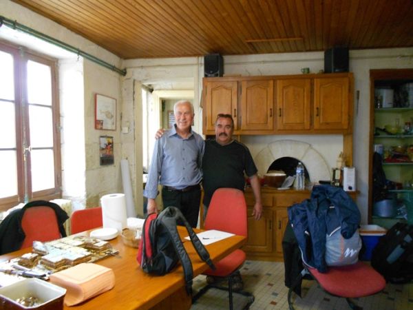 S. Andron et D.Lusseyrand, gardiens du phare, soufflent les 400 bougies. / Cl. mabr