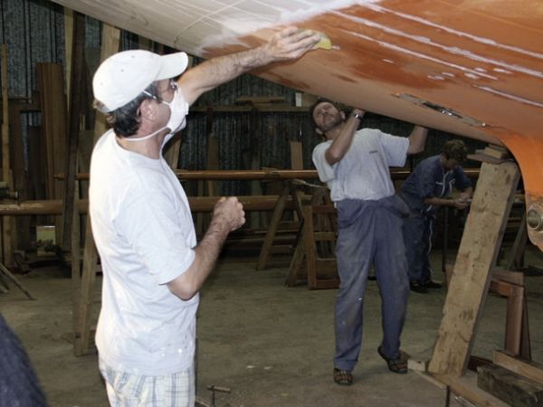 Septembre 2006 - Ponçage coque / Visuel : D.R.