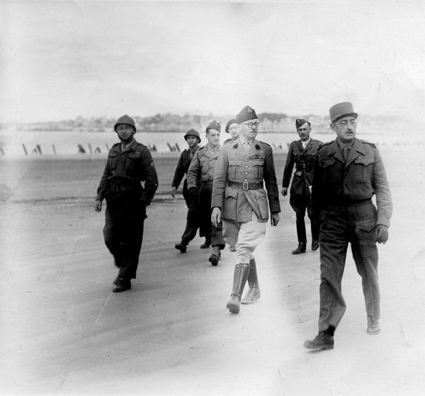 Sur la plage de Royan : à droite le général d'Anselme et à ses côtés le colonel Adeline. / Coll. M. Sicard