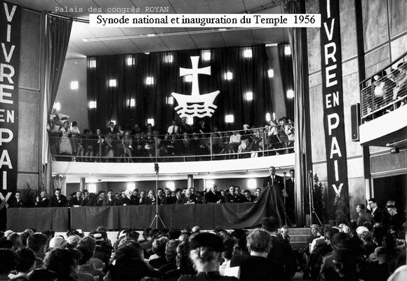 Avant même le premier congrès en 1957, le Synode Protestant de 1956 s'est tenu au Palais des Congrès de Royan, l'année de l'inauguration du Temple. / Coll. Cl. Gerbault