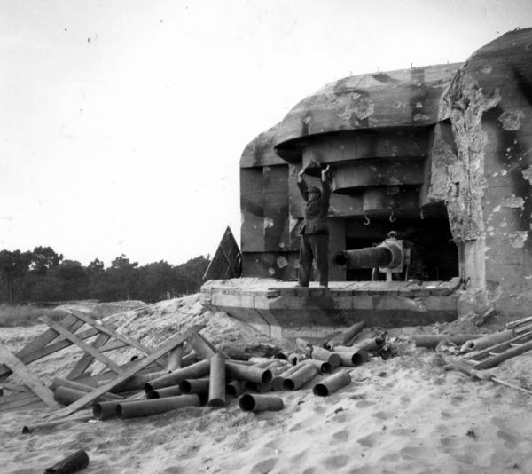 Un allemand se rend devant la batterie du Requin. Photo posée ou véritable scène sur le vif ? / Coll. E. Renoux