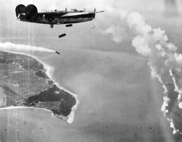 Un B24 Liberators bombardant Saint-Sordelin. Au sud, on voit nettement la pointe de Grave. / Coll. E. Renoux