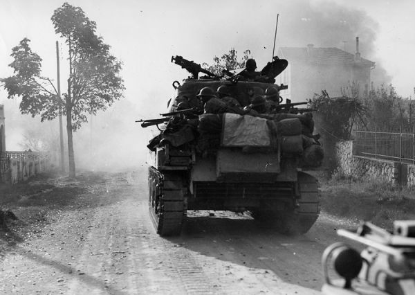 Un char de la 2{E}e{E} DB à l'offensive. / Coll. E. Renoux