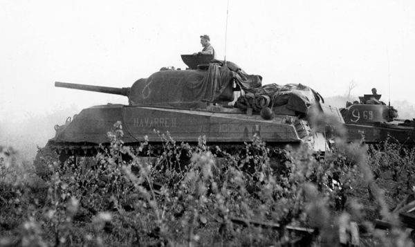 Un char du 4{E}e{E} escadron du 12{E}e{E} régiment de chasseurs d'Afrique de la 2{E}e{E} DB. / Coll. E. Renoux