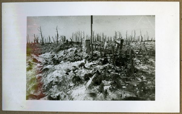 Une position fortifiée passée au napalm. / Coll. G. Courtin