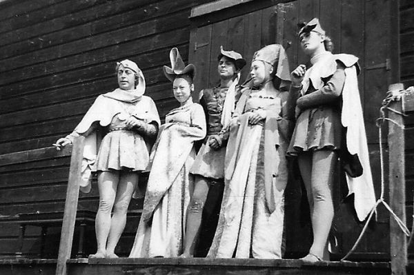 Woodstock 1950 : Larry Hagman (à droite), Georges Dupont (au milieu) dans les costumes de la Mégère apprivoisée. / Photo : Georges Dupont