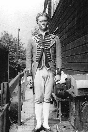 Woodstock 1950 : Larry Hagman en costume de valet. / Photo : Georges Dupont