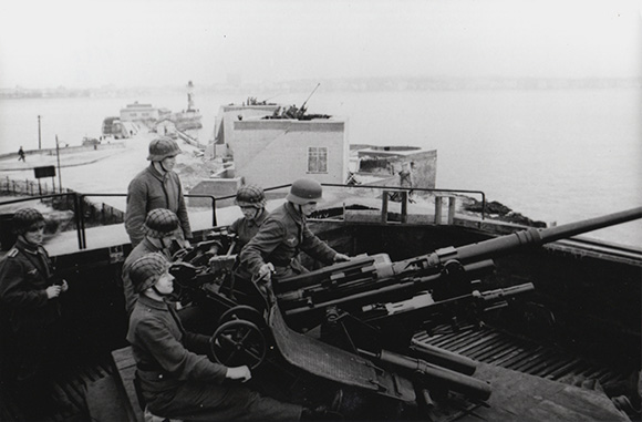Les blockhaus du port (GI 26). Tours de flak avec canons de 37 mm camouflées en villas. Coll. E. Renoux