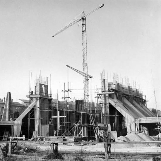 Le chantier ouvre en juin 1955, alors que les dimensions définitives de l'église ne sont pas arrêtées.