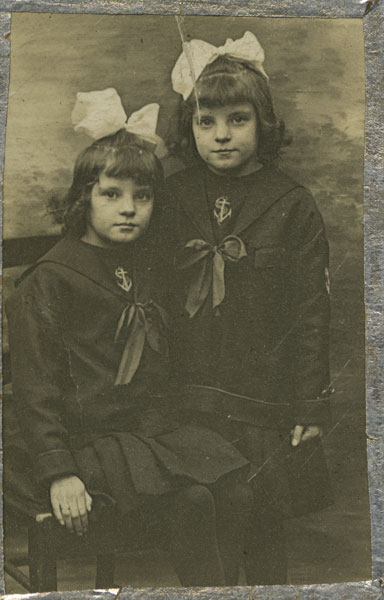 Les jumelles ont 6 ans, elles vont à l'école près de la place de la République à Paris