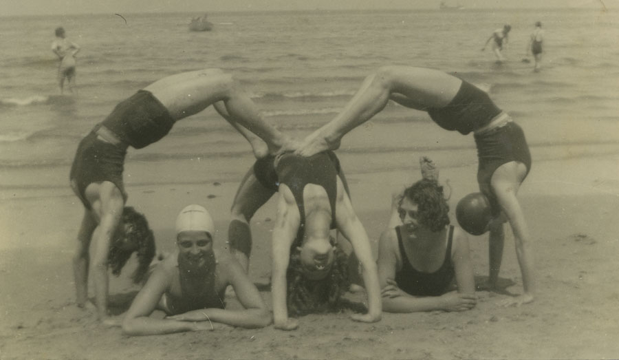 Les jumelles font les reins cassés lors d'une sortie avec leur club Montmartrois d'athlétisme sur une plage en Normandie
