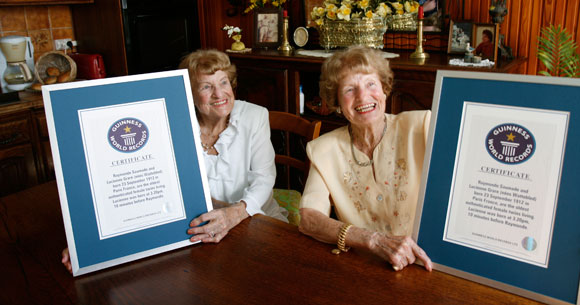 Les jumelles les plus âgées au monde et leur diplôme du livre Guinness World Record