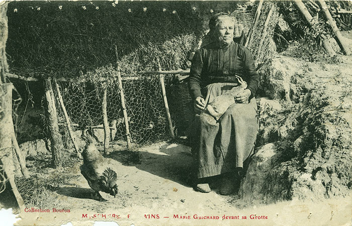 Marie Guichard et sa basse-cour. Coll. M. Bourgeois