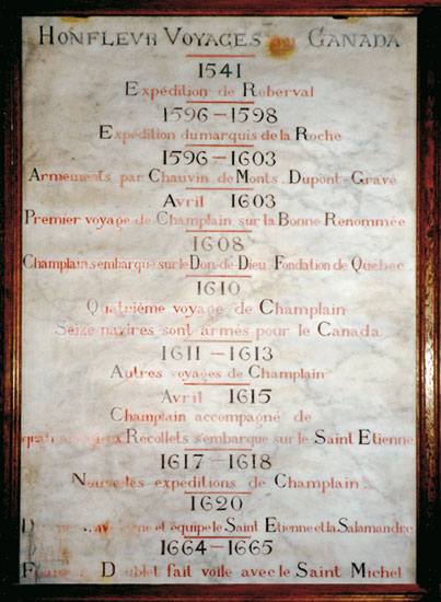 Plaque apposée au Musée de la Marine de Honfleur où le nom de Pierre Dugua de Mons est discrètement mentionné.