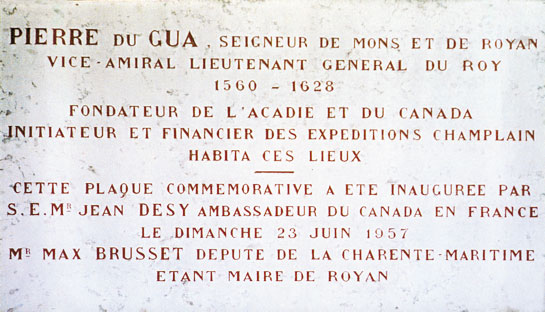 Plaque apposée en 1957 sur le mur d'enceinte du château de Mons.