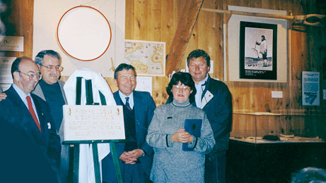 Dévoilement en septembre 1998 de la plaque gravée par le sculpteur Jack Bouyer, de Pons, à l'occasion de la visite d'une délégation de la ville de Royan au Québec.