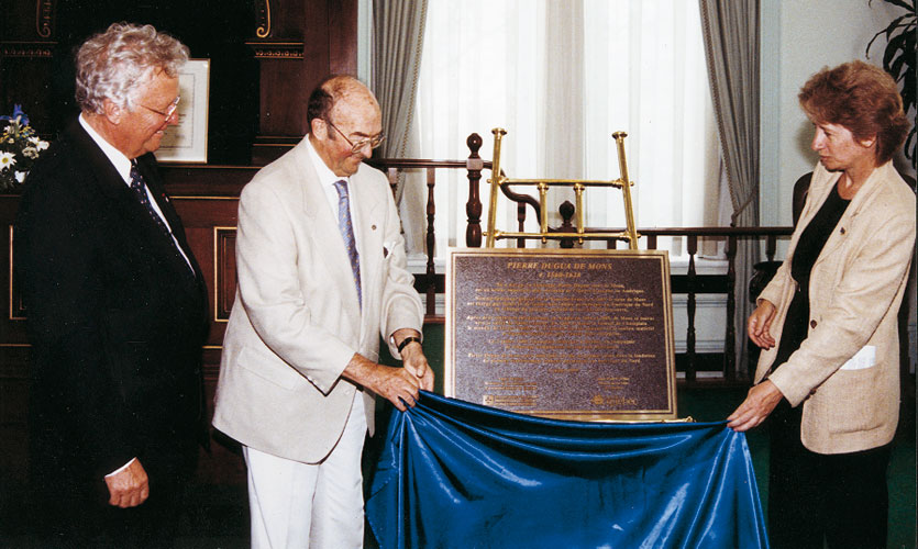 Dévoilement de la plaque apposée le 3 juillet 1999 place Royale dans le vieux Québec. À droite, Mme Agnes Maltais, à gauche : M. Jean-Paul L'Allier, au centre : M. Jean-Yves Grenon