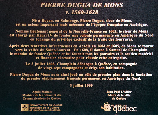 La plaque apposée le 3 juillet 1999 place Royale dans le vieux Québec