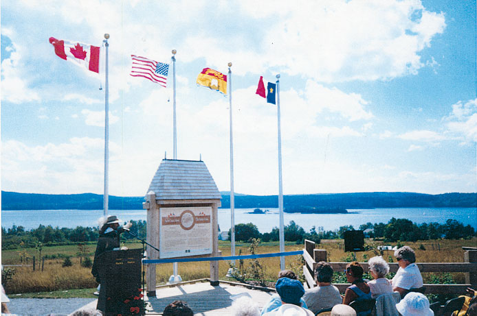 Kiosque aménagé à l'intention des visiteurs par le Nouveau Brunswick sur la rive canadienne de la rivière Sainte-Croix. (au fond, la rive américaine, état du Maine). Photos M-Claude Bouchet.
