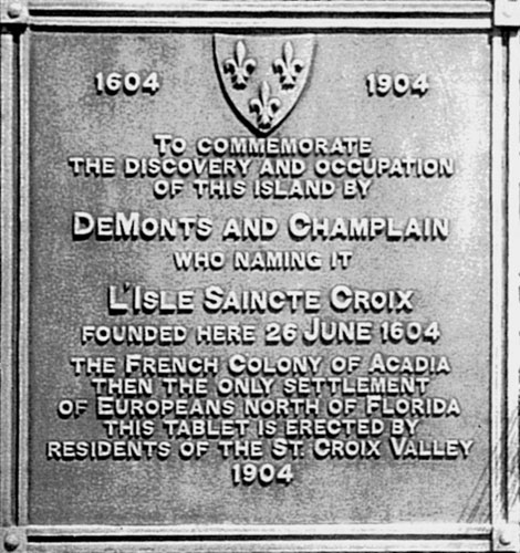 Plaque apposée en 1904 dans l'île Sainte-Croix même, à l'occasion du tricentenaire de l'arrivée de Pierre Dugua de Mons et Samuel Champlain.