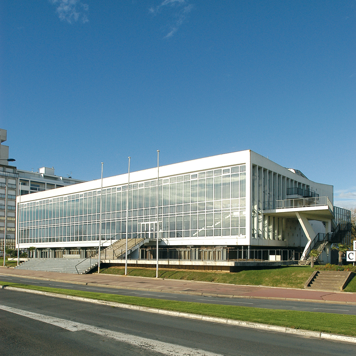 Palais des congrès, en totalité, sauf l'extension des années 1975-1978 (arrêté de l'inscription du 28 février 2011)