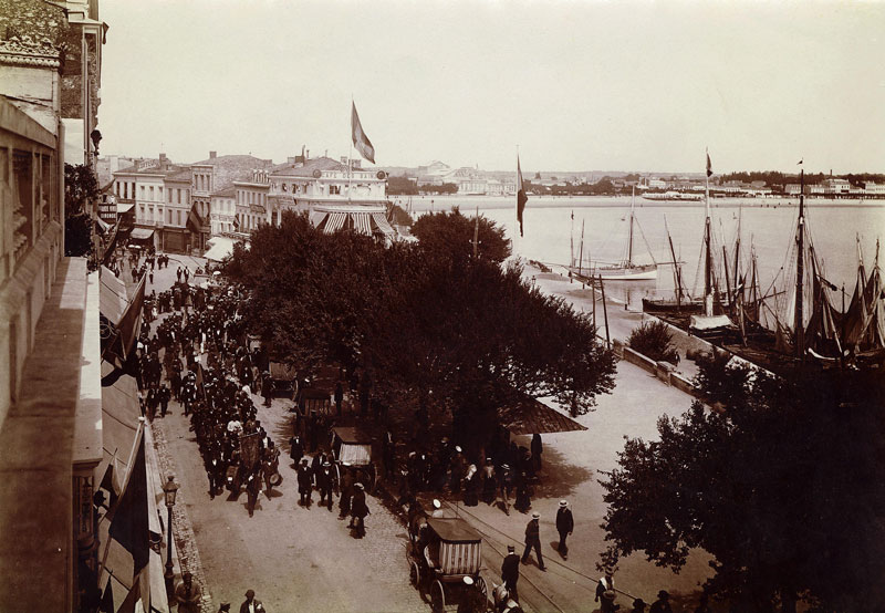 Une procession devant le Café des Bains au début du XXe. Vue approximative depuis la villa Les Voiliers.