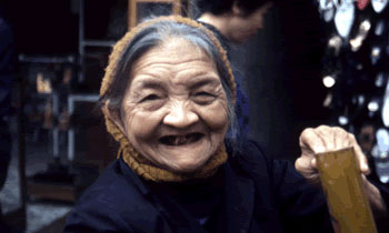 Vieille femme à Hanoï, vendeuse de choo-bang