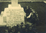 Dans un carré du cimetière sont rassemblés les restes des corps recueillis après le bombardement. Coll. privée DR
