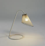 Lampe. Pied métal et abat-jour en métal plissé « rigitulle » laqué blanc. 1953, Edition société Matégot - Galerie Kréo. H : 36 (cm)