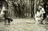 Geo et son modèle. Séance de pause dans un bois, vers 1935.