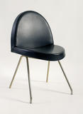 Chaise modèle « 771 » en mousse recouverte de skaï noir. Piétement en métal chromé. 1958, Edition Steiner - fiftease. H : 82, l : 48, P : 46 (cm)