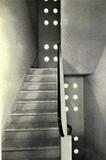 Claustras ronds et escalier menant aux étages