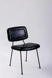 Chaise en mousse de latex recouverte de skaï noir piqué façon sellier. Piétement en métal laqué noir. 1958, Edition Thonet - fiftease. H : 77, l : 45, P : 45 (cm)