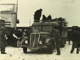 De nouvelles évacuations ont lieu après le bombardement. Ici, l'arrivée des camions en gare de Saujon. Coll. privée DR