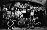 Une équipe enthousiaste et déjà fidèle, groupée autour d'émile Couzinet et de José Luccioni (en haut au centre) à la fin du tournage de « Colomba » en 1948.