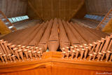 L'organiste,-assis-à-la-console,-lève-la-tête.-Photo-E