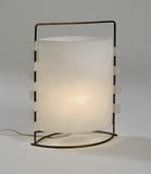 Lampe en plexiglass blanc et structure laiton. 1958, Edition Disderot / Diffusion Les Huchers-Minvielle - Galerie Kréo. H : 40 (cm)