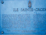 Plaque commémorant la fondation de l'Île Sainte-Croix par Pierre Dugua de Mons et Samuel Champlain.