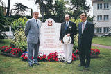 Stèle des jardins de l'hôtel de ville, inaugurée en 1988. De g. à d. : son Excellence M. B. Bouchard, am bas - sadeur du Canada en France. M. J.Y Grenon, ancien ambassadeur du Canada. M. P. Most, maire de Royan.